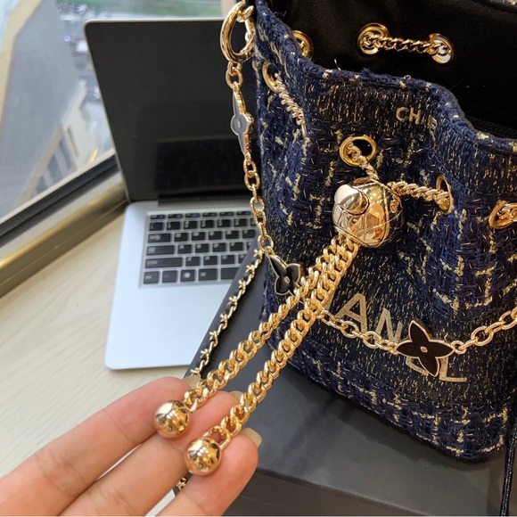 CHANEL NAVY BLUE BEAUTE BUCKET BAG WITH CHAIN - Picture 3 of 5